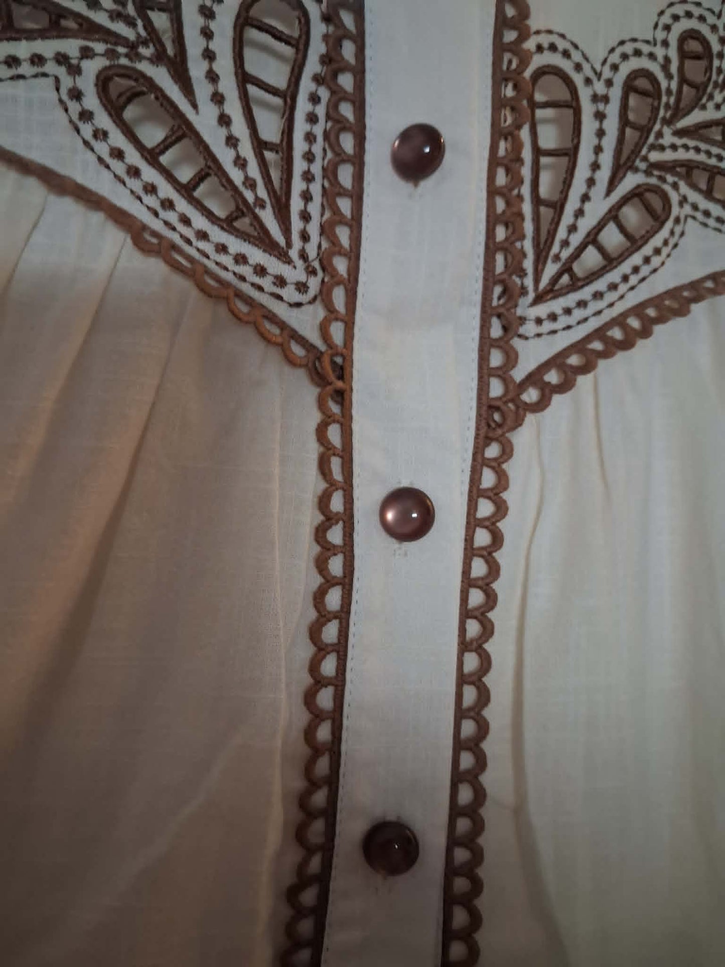 chemise toute brodée manches courtes boules